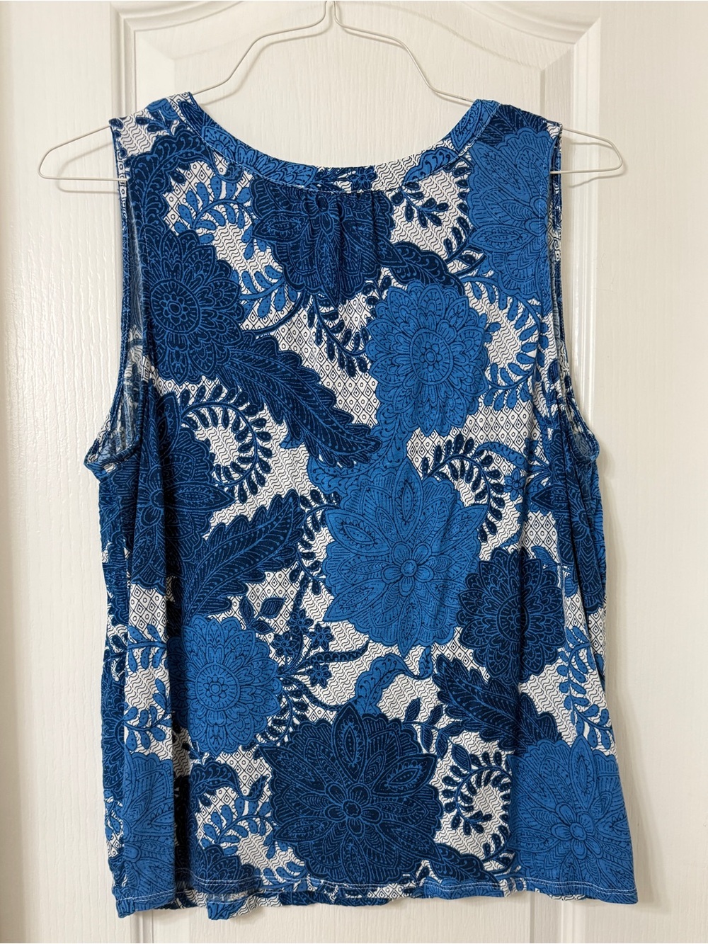LOFT sleeveless blouse blue and white floral  split V-neck mixed media size L - Picture 5 of 5